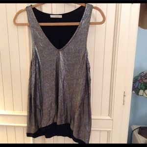 ❤️SALE ITEM 2 for 25$❤️ Silver soft  V neck tank